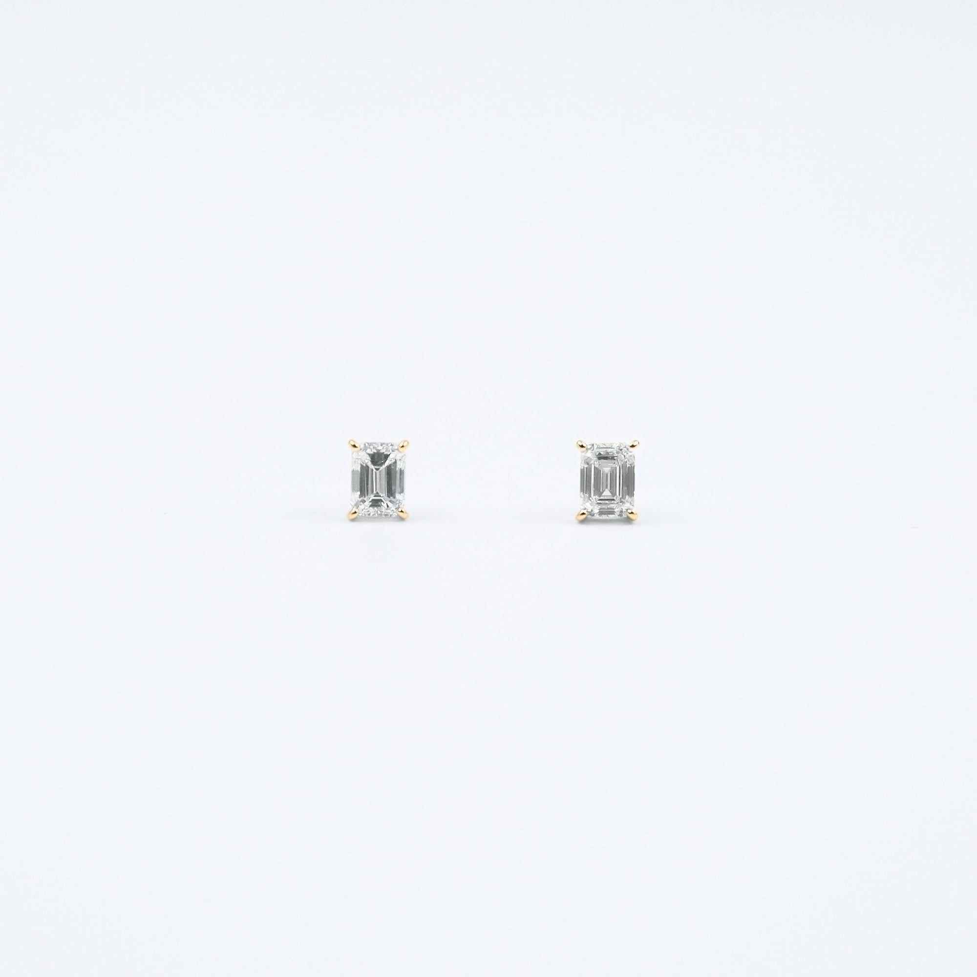 Equi Emerald solitaire 0.5 ct lab grown diamond earring in 18k gold