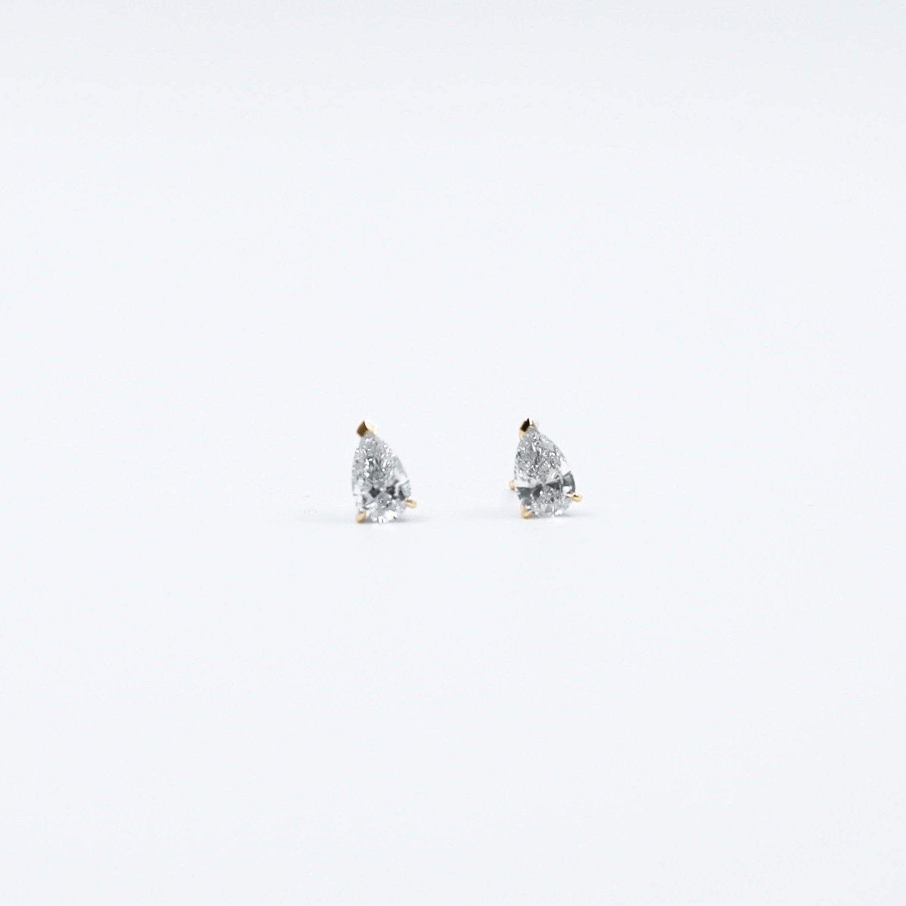 Equi Teardrop solitaire 0.5 ct lab grown diamond earring in 18k gold